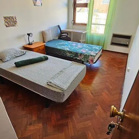 Privatunterkunft Single Or Double With Balcony Close To Alameda Metro! Lissabon